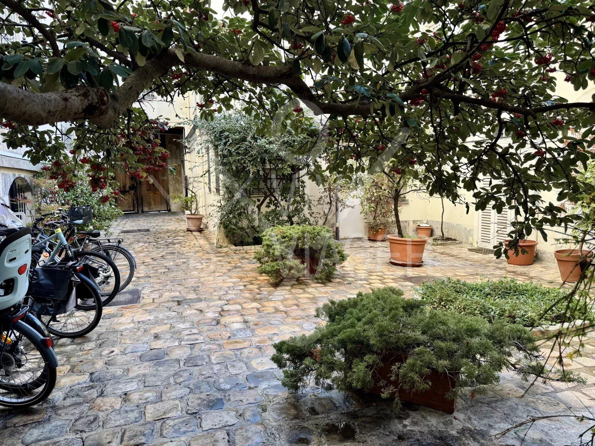 c844f249b74b6654a32e180e9779716a_015bbdba00_1920-original-39915 Duplex 237m² – Viager occupé – Paris 3ème